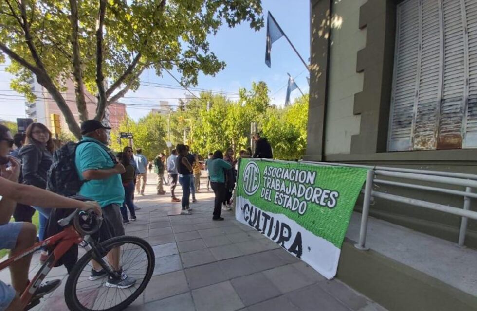 Trabajadores de ATE Neuquén realizan protestas frente a la municipalidad