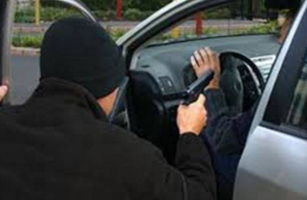 Continúa la inseguridad en Pérez: le dispararon para  robarle el auto
