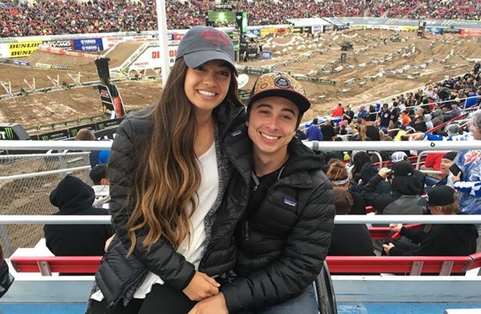 Una mujer y su novio paralítico serán padres y lo anunciaron de una forma desopilante