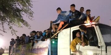 El plantel de Estudiantes festejó el ascenso en camión\u002E