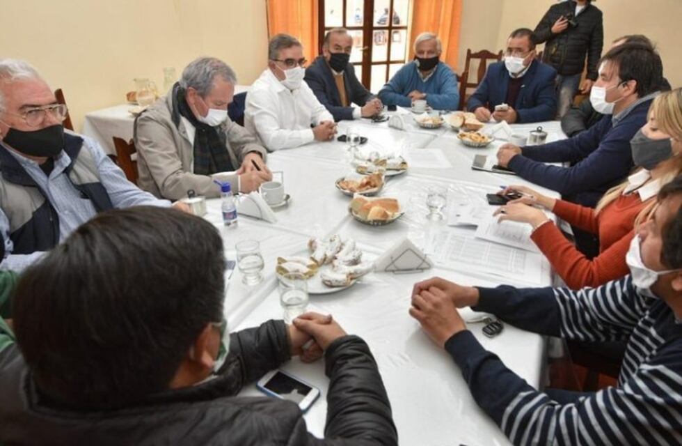 El gobernador Jalil garantizó el pago del mínimo vital y móvil para todos los empleados municipales