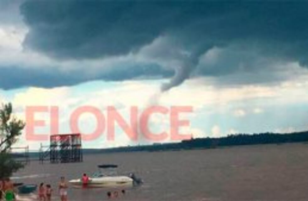 Fotografían una especie de tornado en la costa entrerriana