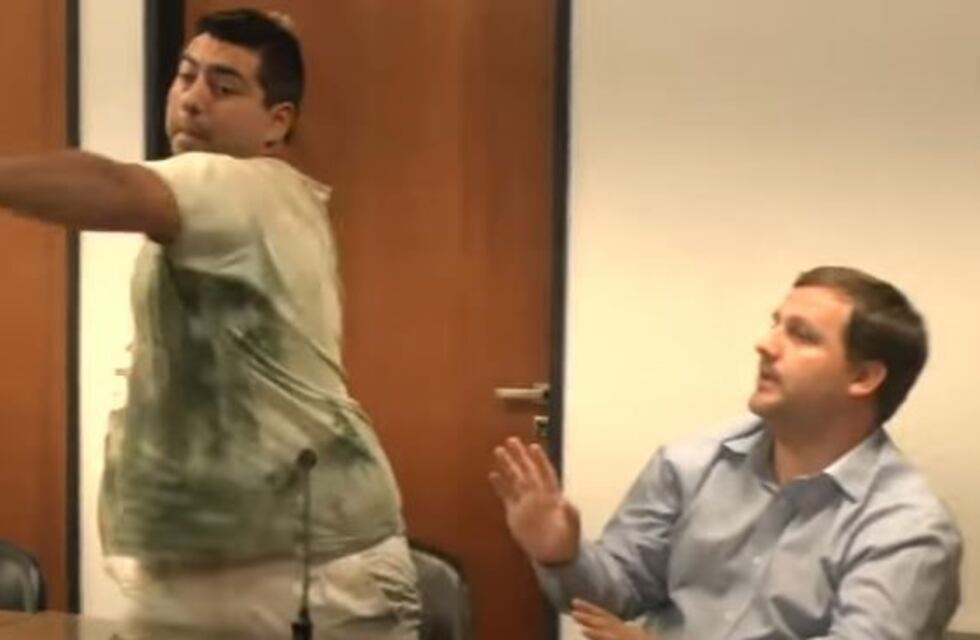 Se enojó porque quedó detenido y le arrojó un vaso de vidrio a un fiscal