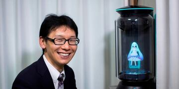 In this photograph taken on November 10, 2018 Japanese Akihiko Kondo poses next to a hologram of Japanese virtual reality singer Hatsune Miku at his apartment in Tokyo, a week after marrying her\u002E - Akihiko Kondo, who is an administrator at a school, married to a Japanese virtual reality singer called Hatsune Miku in early November 2018\u002E The bride is a computer animation with saucer eyes and lengthy aquamarine pigtails who performs to adoring fans as a hologram\u002E (Photo by Behrouz MEHRI / AFP) / TO GO WITH AFP STORY: Japan-culture-entertainment-computers-music-social, FOCUS by Miwa SUZUKI tokio japon Akihiko Kondo No quiere una relación con una mujer real japones se caso con la famosa holograma Hatsune Miku esposo de la exitosa cantante de realidad virtual