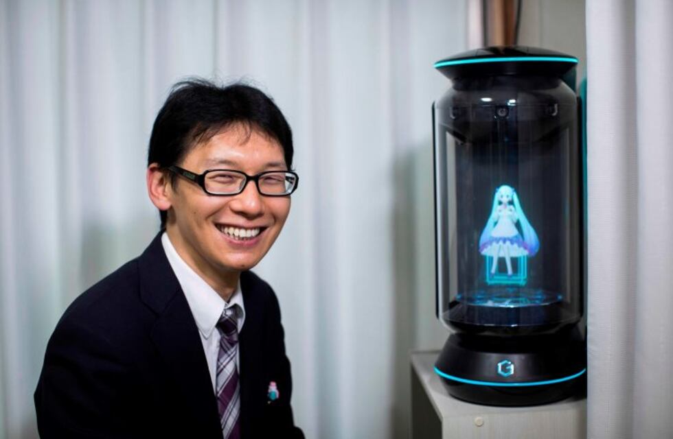Se casó con un holograma y quedará viudo por una actualización de software