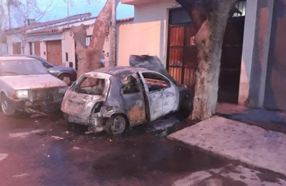 Las Heras: incendian un auto que estaba estacionado