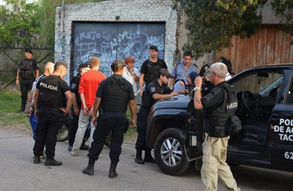 Al menos cinco detenidos y secuestro de armas y drogas en múltiples allanamientos