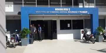 La audiencia se llevó a cabo en la Subsecretaría de Trabajo pero no hubo acuerdo y el paro de colectivos continúa\u002E (Foto: colaboración)