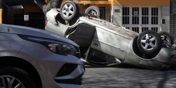 Vuelco en pleno centro de Mendoza\u002E