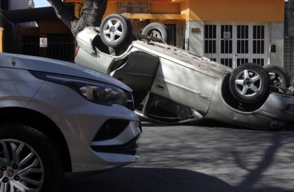 Impactante vuelco en en pleno centro mendocino