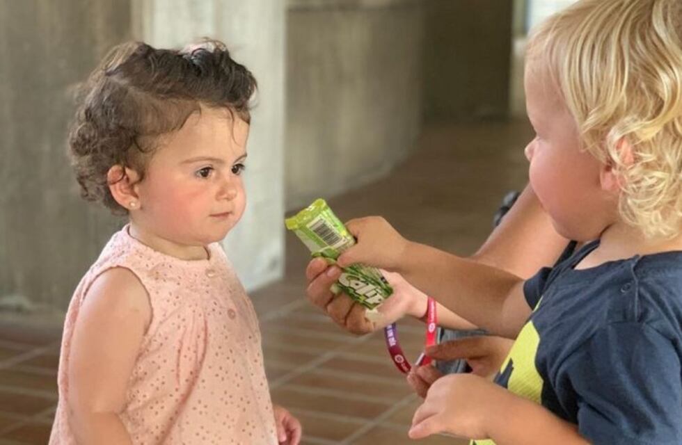 Belita, la hija de Isabel Macedo y Juan Manuel Urtubey, se "peleó" con Mirko por un helado en Barcelona