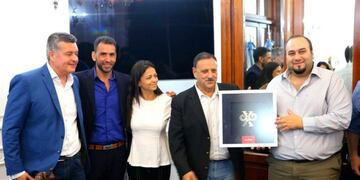 El acto se llevó a cabo este martes al mediodía en el Salón Blanco de la Casa de Gobierno, con la presencia del ministro de Turismo y Culturas, Gustavo Luna; el secretario de Turismo, José Rosa; el asesor General de Gobierno, Miguel Zárate y el gerente de la divisional Tucumán del A\u002EC\u002EA\u002E, José Luis Rotundo