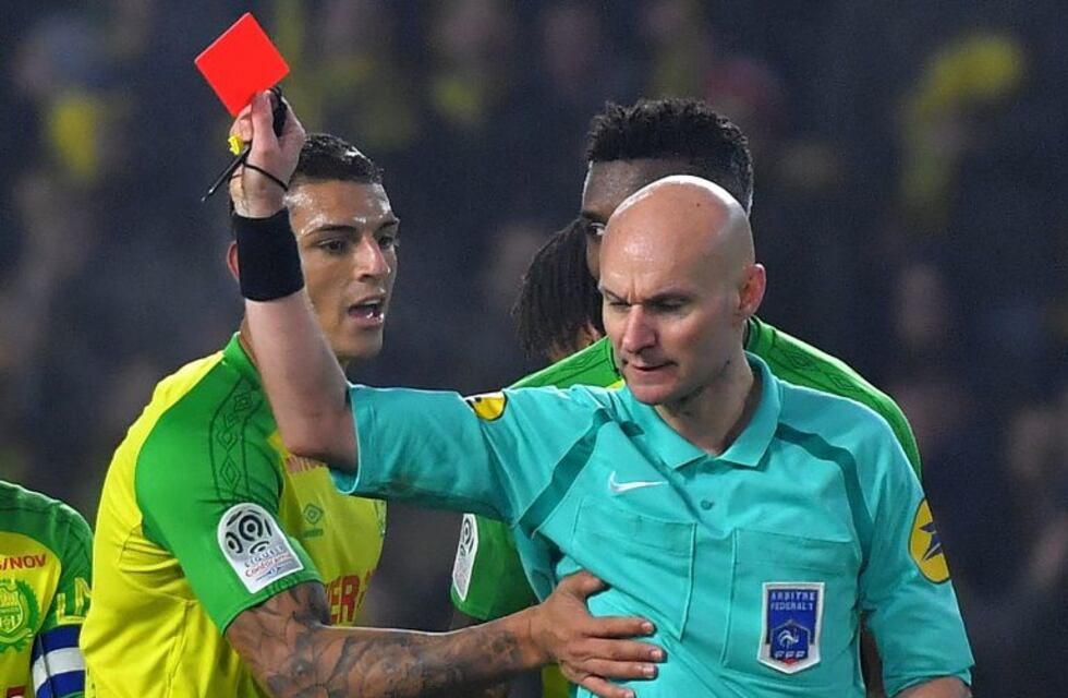 Suspendieron al árbitro que agredió a un jugador del Nantes
