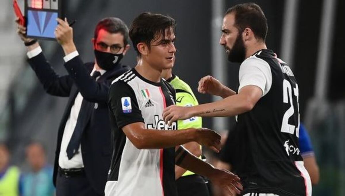 La Joya salió por lesión y lo reemplazó Gonzalo Higuaín\u002E Después, todo festejo\u002E