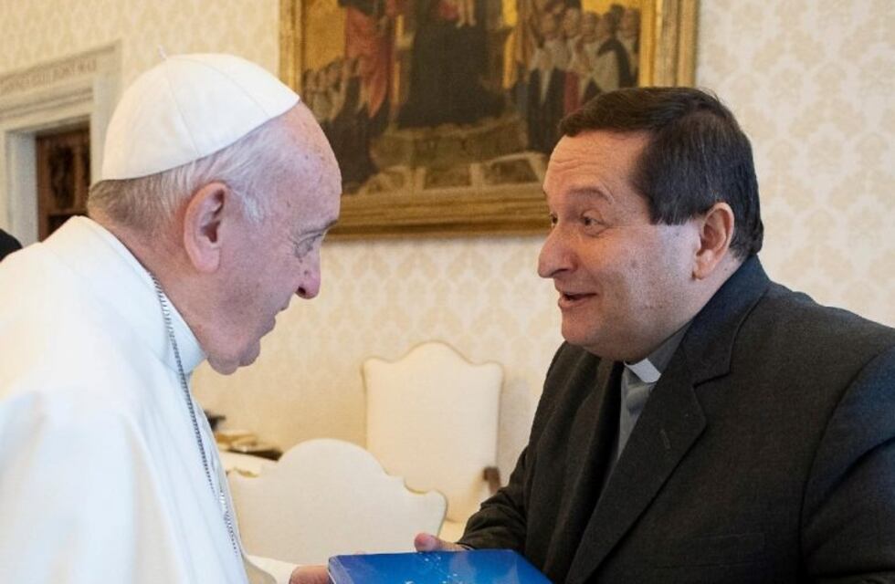 El Papa recibió sus bombones de manos del Padre Gabriel