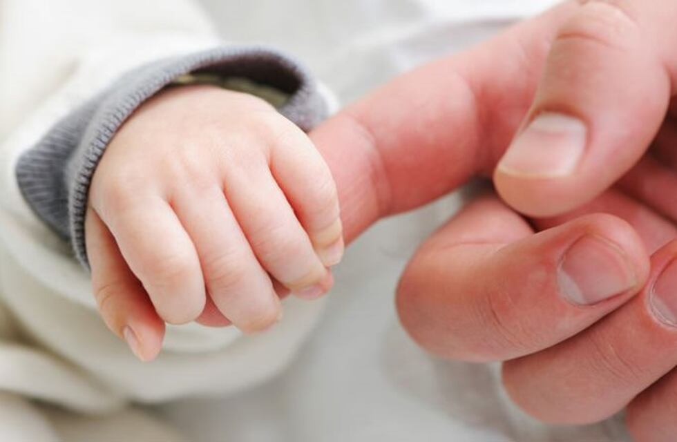 Le dan 120 días de licencia a la madre no gestante de un matrimonio igualitario