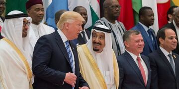 Riyadh (Saudi Arabia), 21/05/2017.- A handout photo made available by the Saudi Press Agency (SPA) shows King Salman bin Abdulaziz al-Saud of Saudi Arabia (C), and US President Donald J. Trump (L-2) taking part in a group photo at the opening session of the Gulf Cooperation Council summit (GCC), in Riyadh, Saudi Arabia, 21 May 2017. The GCC is attended by the leaders of Kuwait, Bahrain, Qatar, the Crown Prince of Abu Dhabi, deputy Prime Minister of Oman, and the US President. (Arabia Saudita, Bahrein, Abierto) EFE/EPA/SAUDI PRESS AGENCY HANDOUT HANDOUT EDITORIAL USE ONLY/NO SALES