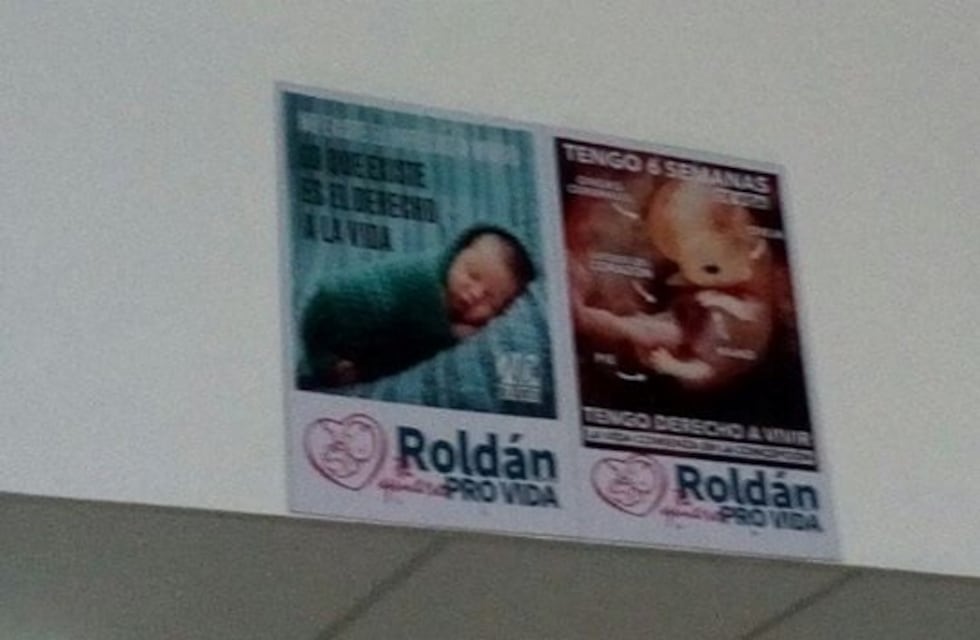 Polémica en Roldán por los carteles "provida" que pegó el intendente en dependencias oficiales