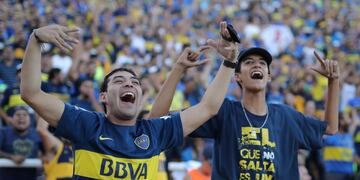 BAS515\u002E MENDOZA (ARGENTINA), 14/03/2018\u002E- Simpatizantes de Boca Juniors animan ante River Plate hoy, miércoles 14 de marzo de 2018, durante la final de la Supercopa Argentina en el estadio Malvinas Argentinas en Mendoza (Argentina)\u002E EFE/Nicolás Aguilera\r\n mendoza futbol supercopa argentina futbol futbolistas river plate boca juniors