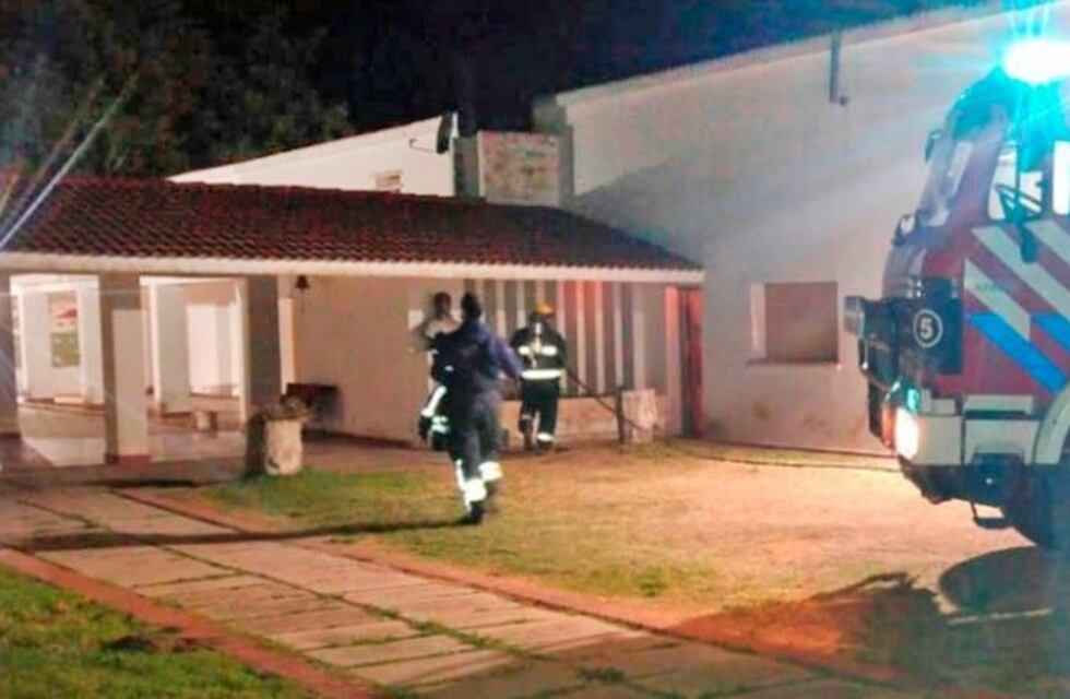 Incendio en una escuela del paraje Falda del Carmen por una garrafa