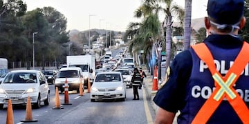 Controles vehiculares en los ingresos a Villa Carlos Paz durante este fin de semana\u002E (Foto: prensa municipal)\u002E