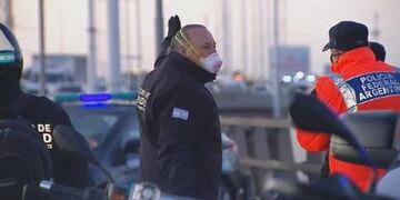 Sergio Berni, ministro de Seguridad bonaerense, irrumpiendo en un control de tránsito en Puente La Noria\u002E (Web)