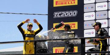 El corredor festejó el título en Cuyo\u002E (Prensa TC2000)
