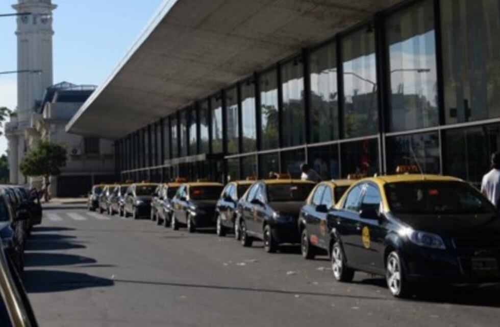 Nuevo video muestra aprietes y amenazas contra un taxista en la Terminal