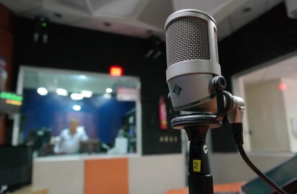 San Martín de los Andes: maestras llevan la escuela a los hogares gracias a la radio