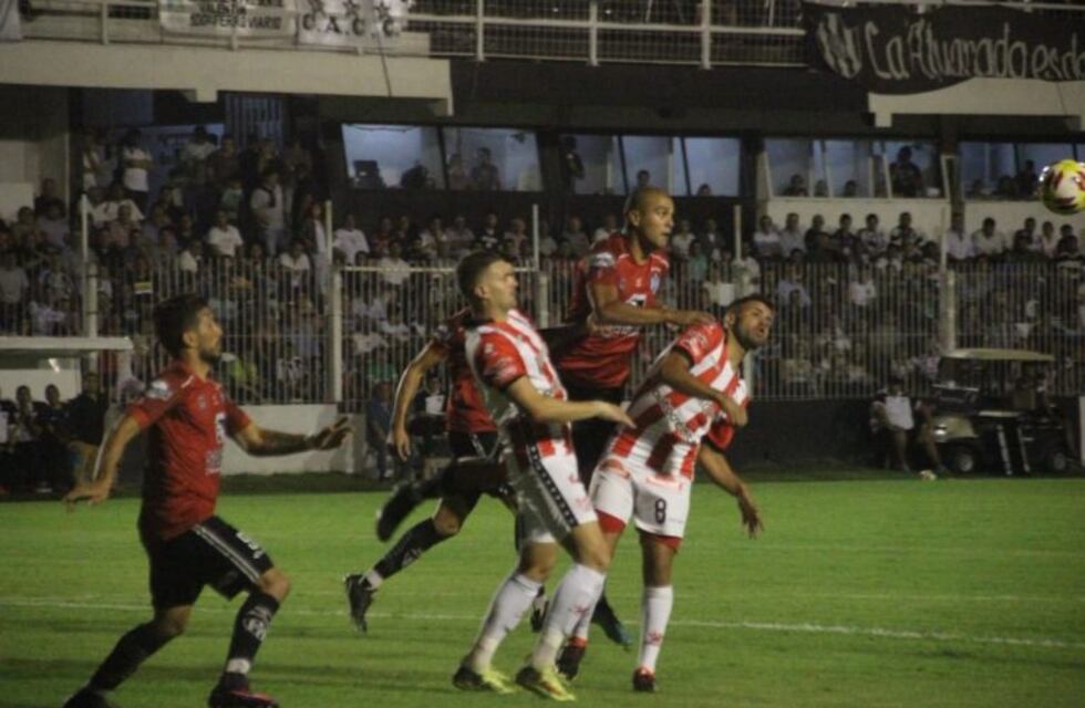 Instituto sorprendió en Santiago y ganó con dos de Klimowicz y Vegetti