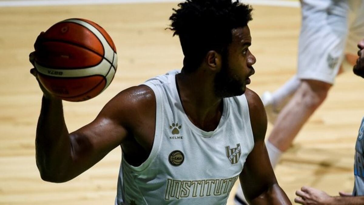 El venezolano Colmenares, refuerzo de Instituto, se adueñó de los rebotes en Liga Nacional\u002E