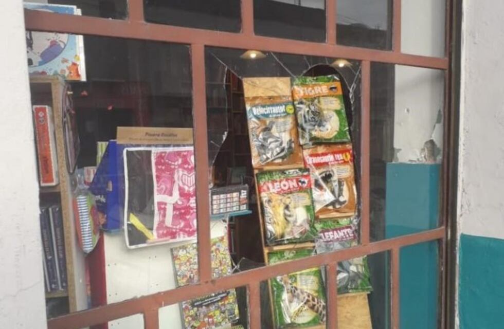 Rompieron la vidriera de un negocio en el centro de Azul