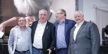 Hugo Passalacqua junto a Oscar Marelli, de la Cámara Argentina de la Construcción, filial Misiones, y dirigentes de las demás cámaras del sector\u002E (Gobierno de Misiones)