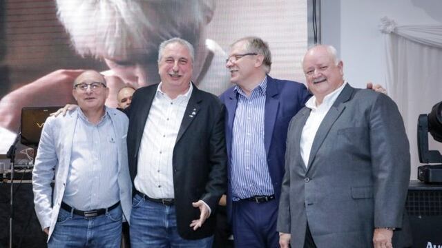 Hugo Passalacqua junto a Oscar Marelli, de la Cámara Argentina de la Construcción, filial Misiones, y dirigentes de las demás cámaras del sector\u002E (Gobierno de Misiones)