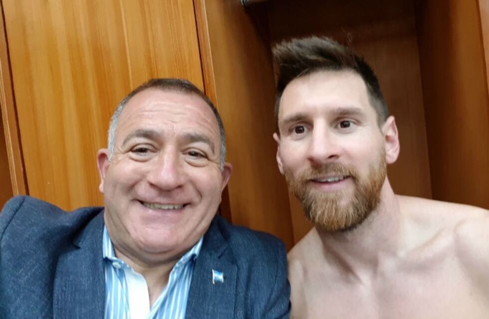 Luis Juez festejó en el vestuario y se fotografió con los jugadores