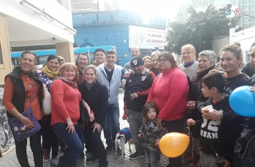 Inolvidable: vecinos festejaron el cumpleaños a un joven en situación de calle