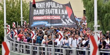 reclamo implementacion de la ley de emergencia social jornada protestas ollas populares piquetes piqueteros cortes de accesos calles y avenidasrnrnDYN26, BUENOS AIRES 15/03/17, AGRUPACIONES SOCIALES CORTAN PUENTE PUEYRREDON.FOTO:DYN/LUCIANO THIEBERGER. c