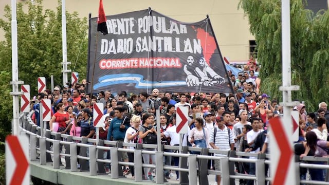 reclamo implementacion de la ley de emergencia social jornada protestas ollas populares piquetes piqueteros cortes de accesos calles y avenidasrnrnDYN26, BUENOS AIRES 15/03/17, AGRUPACIONES SOCIALES CORTAN PUENTE PUEYRREDON.FOTO:DYN/LUCIANO THIEBERGER. c