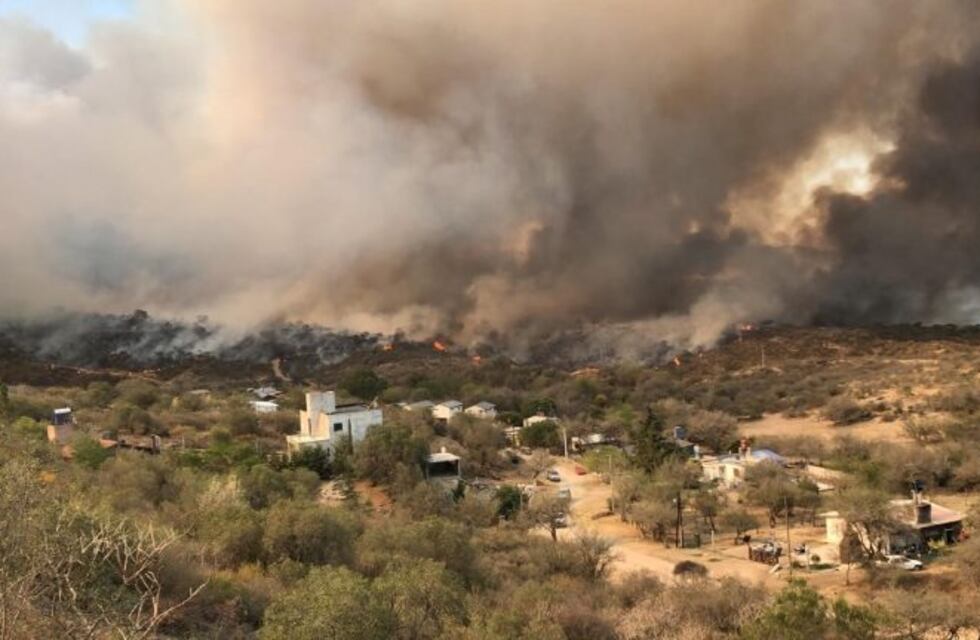 El incendio forestal de la zona de "El Pato" se acerca a las viviendas