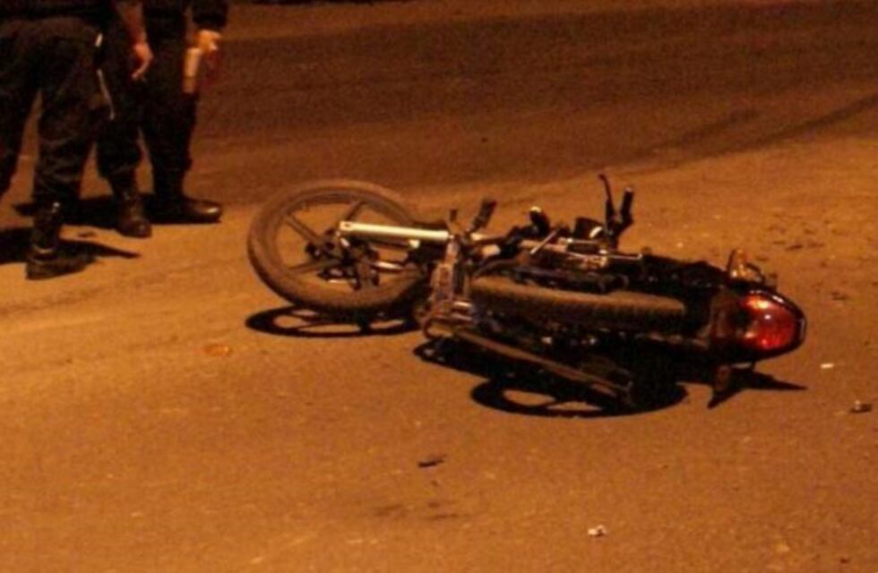 Dos jóvenes resultaron heridos luego de chocar con su moto contra un camión