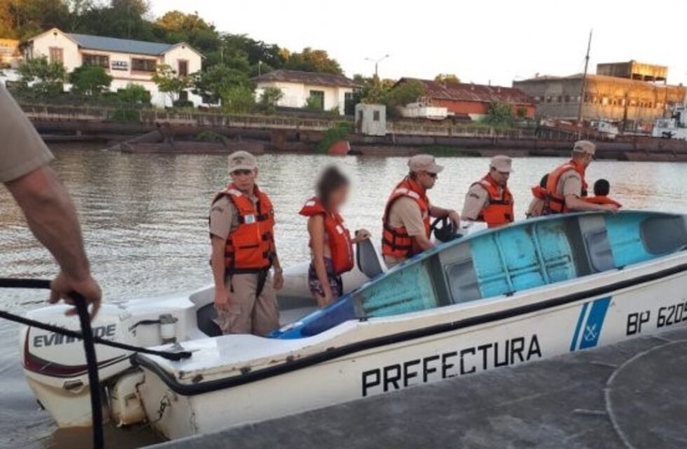 Rescataron a tres jóvenes que se habían caído de su embarcación en el Río Paraná