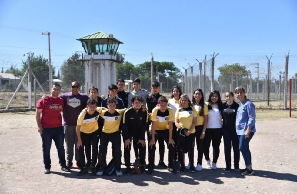 Alumnos puntanos jugaron al fútbol con los internos de la Penitenciaría Provincial
