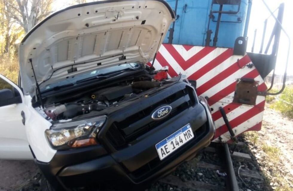 Una camioneta chocó contra un tren de carga en Maipú