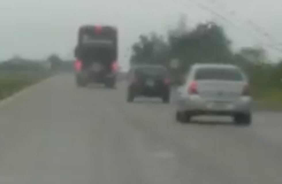 Graban a un colectivo circulando en ruta a más de 120 km/h pese a la abundante lluvia
