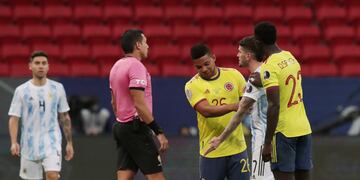 Frank Fabra le metió un planchazo a Lionel Messi.