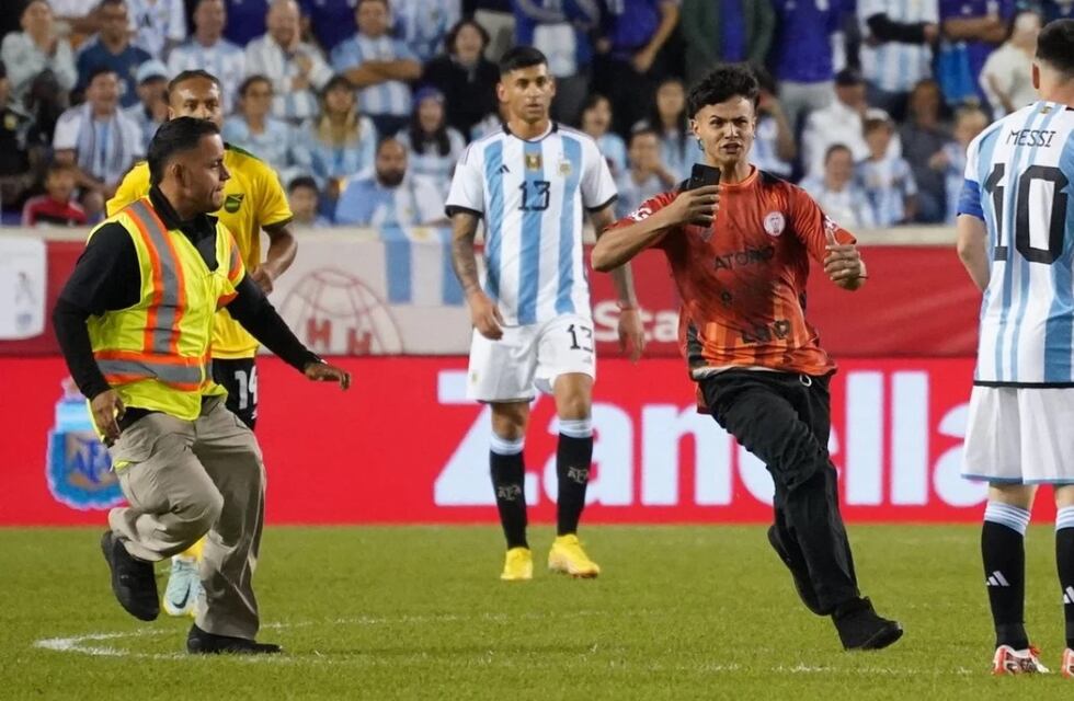 Quién es el hincha de Huracán que se metió a la cancha para saludar a Messi