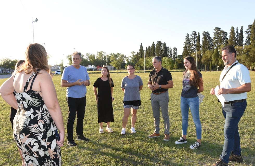 Se construirán veredas en la plaza del barrio Los Arces