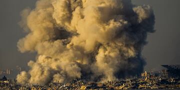 Humo tras un bombardeo israelí en la Franja de Gaza, visto desde el sur de Israel, sábado 16 de diciembre de 2023.