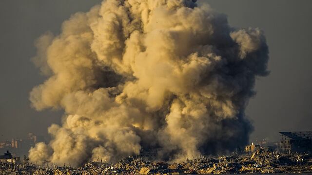 Humo tras un bombardeo israelí en la Franja de Gaza, visto desde el sur de Israel, sábado 16 de diciembre de 2023.