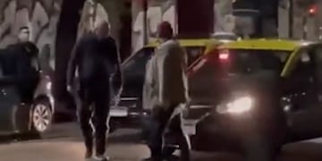 El momento de la discusión entre los dos taxistas.